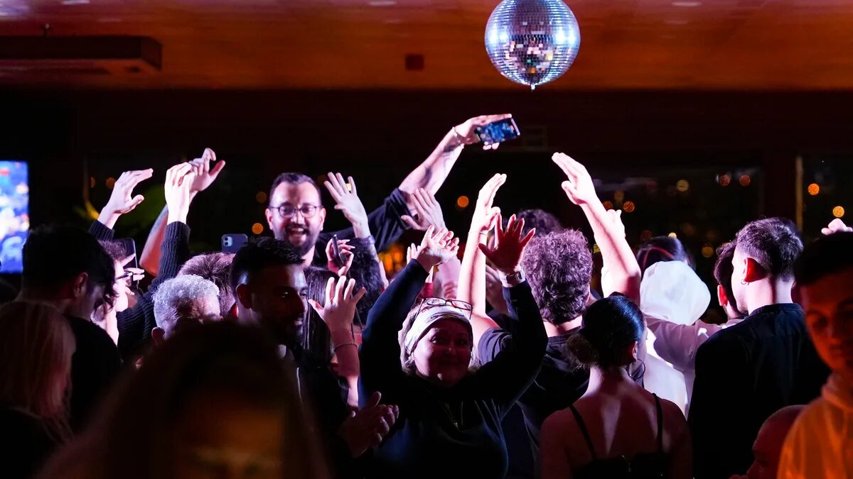 Guests dancing and celebrating together on the Bosphorus cruise dance floor
